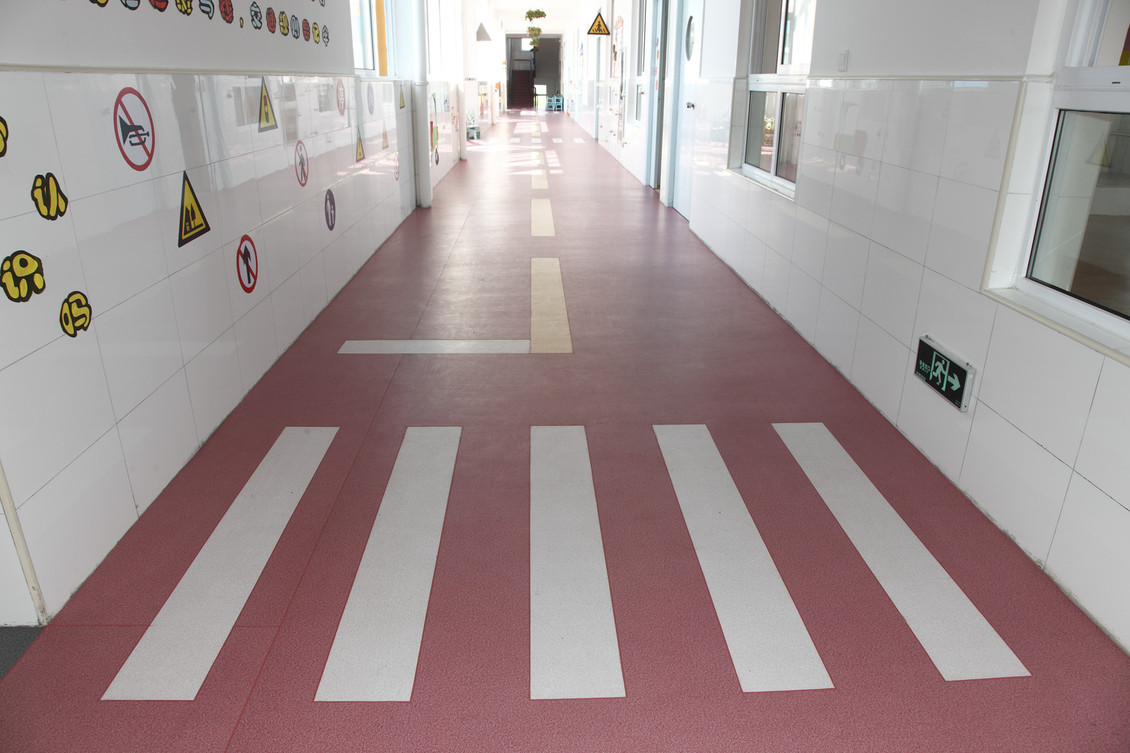為什么幼兒園用地膠可以保護(hù)兒童的身體健康？【騰方PVC地板】